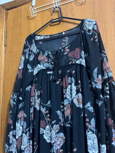 Vestido preto com flores