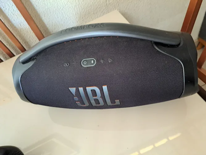 Jbl bombox praticamente nova