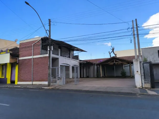 Venda de Casas / Comercial na cidade de Araraquara
