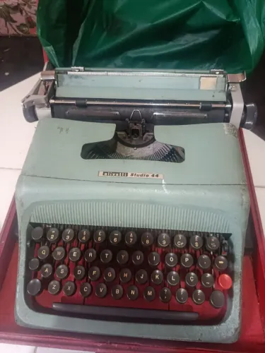 Máquina de escrever Olivetti Studio 44+ máquina facit 1204