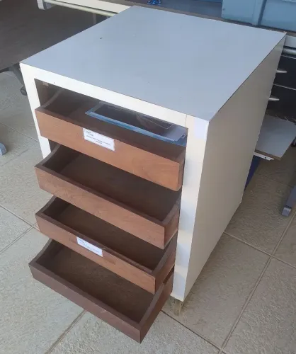 Gaveteiro com rodízios e 4 gavetas em mogno.