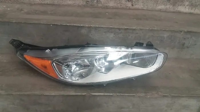 Farol New Fiesta Sedan