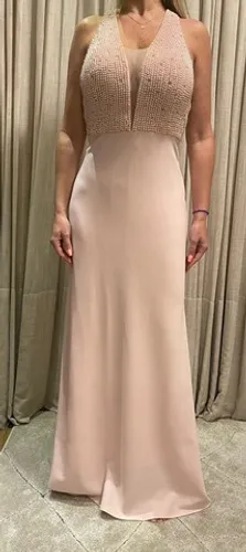 Vestido de festa, frente única, todo bordado de pérola na parte superior.