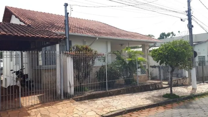 C644 - Casa com quatro dormitórios no centro