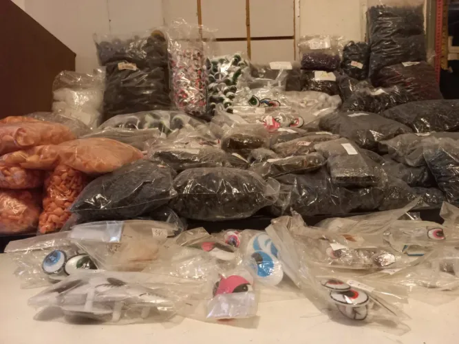 Desapego 50 mil peças de olhos e fucinhos