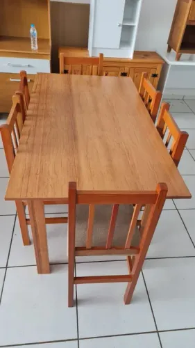 Mesa de madeira com 6 cadeiras assento estofado 