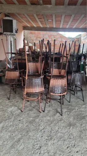Banquetas em fibra sintética novas cada 