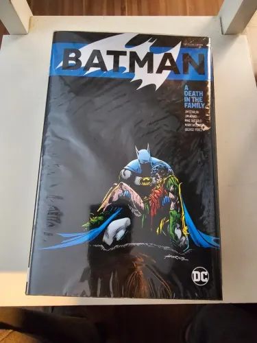Batman: A Death in Family - Jim Starlin OHC (Inglês)