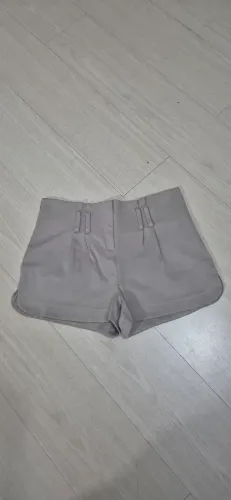 Shorts feminino bege.
