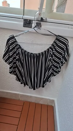 Blusa Ciganinha Cropped M - Listras P&B e Manga Babado