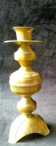 Antigo Castiçal em metal dourado indiano coluna em gomos e base triploide *Descrição