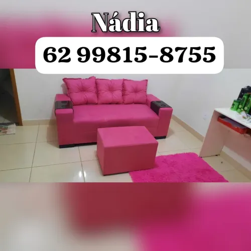 Sofá rosa com puff