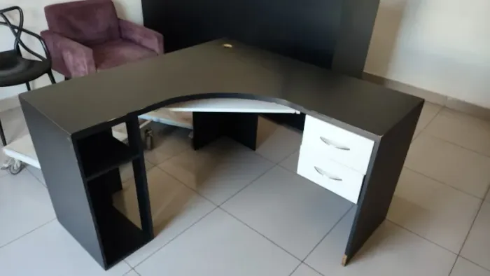 Mesa escritório gavetas de canto comprimento 132cm x largura 48,5cm x altura 77cm