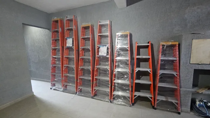 Escadas em fibra modelo tesoura e extensível novas e usadas