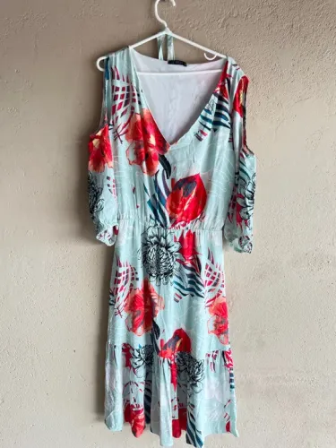 Vestido Floral com Decote V e Ombros de Fora Tamanho M