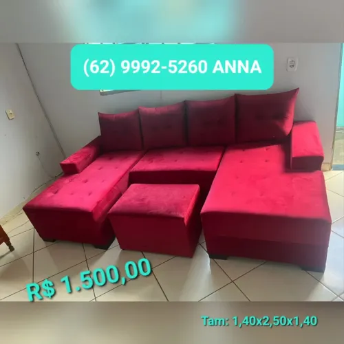 Sofá de canto vermelho com puff