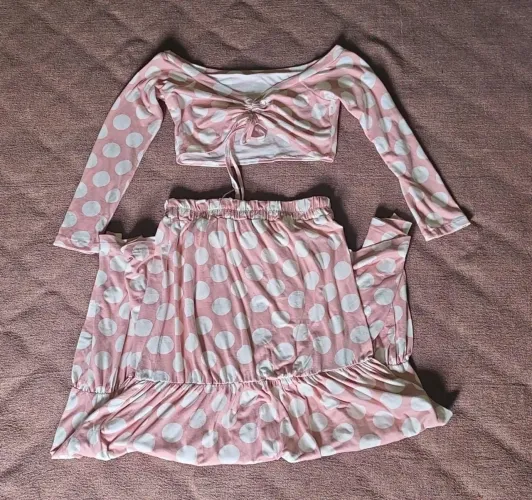 Conjunto cropped e saia rosa com bolinhas