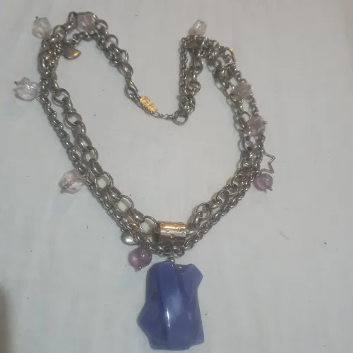 Colar feminino com pingente de pedra azul