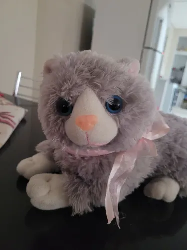 Linda Pelúcia de Gatinho Cinza com Laço