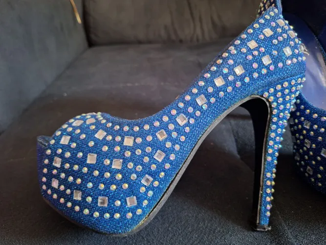 Sapato azul de salto