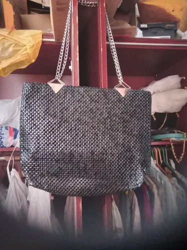 Bolsa de ombro prateada com alça de corrente