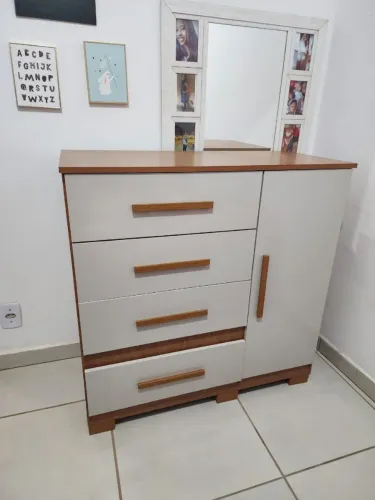 Cômoda com 4 gavetas e porta