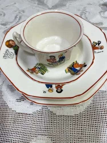 Jogo de porcelana para crianças antigo ano de 1933