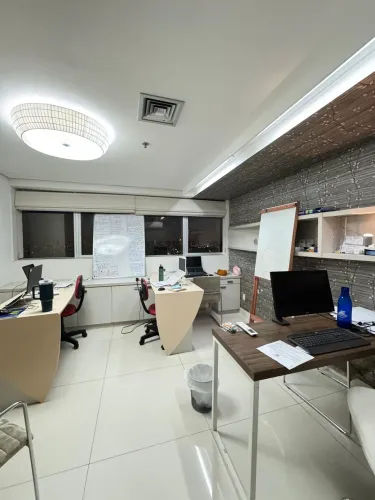 Localização privilegiada para aluguel sala com todos móveis planejado  no Multiplace