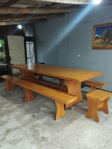 Conjunto de mesa e bancos de madeira rústica