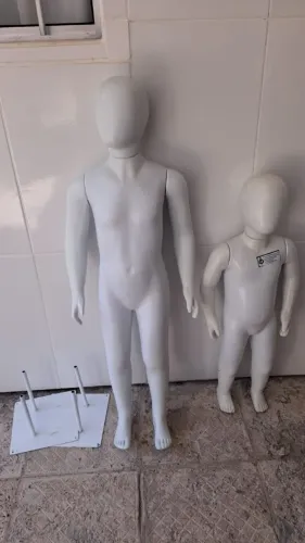 Manequins infantis/Prateleiras/Expositor/Cabides 