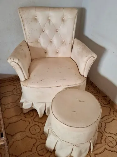 Poltrona Clássica com Puff