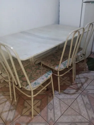 Conjunto de mesa com 4 cadeiras