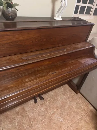 Piano Clássico em Madeira