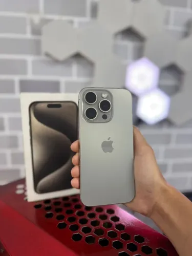 iPhone 15 Pro 128GB 98% saúde da bateria Natural Titanium Garantia Apple até 16 de Maio