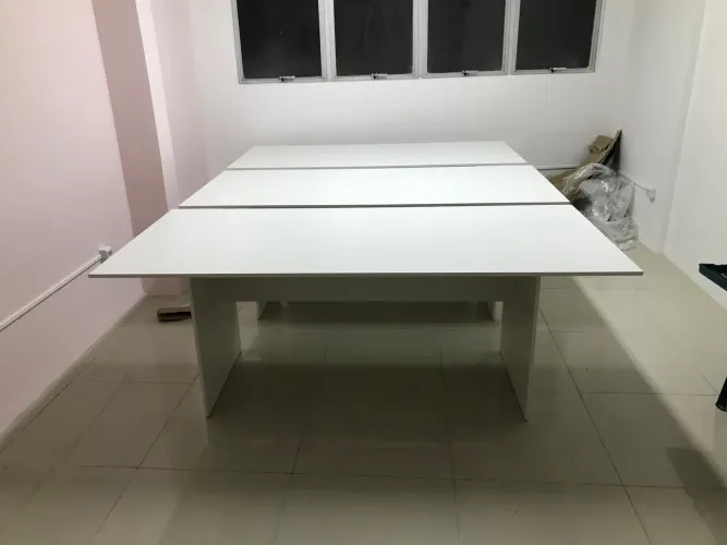 Mesa de escritório grande e clean