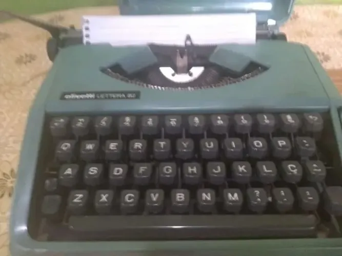 Máquina de escrever olivetti littera 82