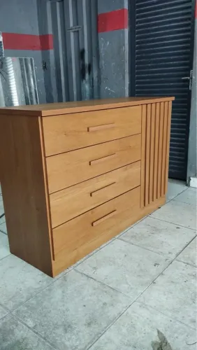 Cômoda porta ripada
