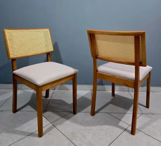 it com 2 Cadeiras Berlim Madeira Macica Canela.Linho Bege e Trelica Rattan Natural Sala Vi