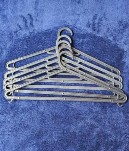 5 cabides de plástico Cor preta