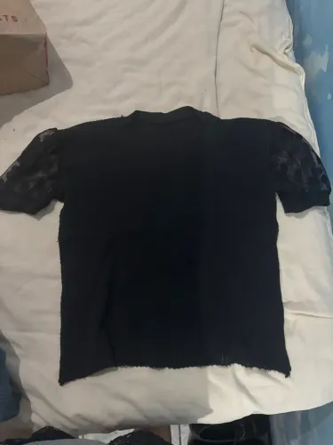 Blusa preta com mangas de renda