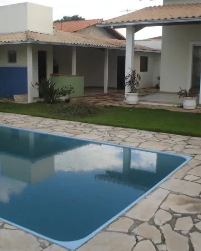 Alugo ou Vendo Casa com 2 lotes no Bairro Santa Rita de Cássia