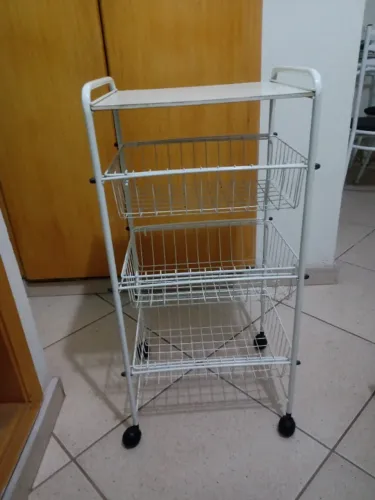 Fruteira em Metal com tampo em madeira. Possui rodinhas ( 38x 78,5)