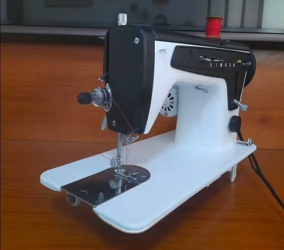 Maquina de costura Singer reta com zig zag