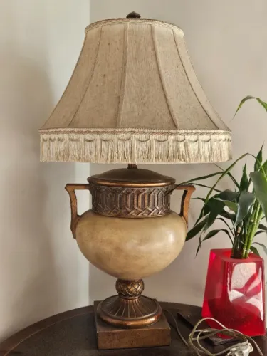 Abajur de Mesa Clássico Grande em Resina e Acabamento Bronze