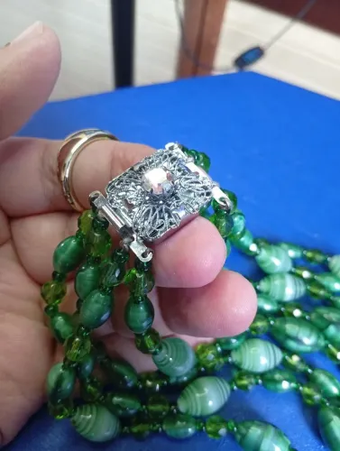 Vendo colar de contas verde de tamanho variados 