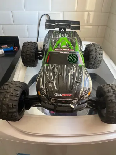 Automodelo traxxas Revo 3.3