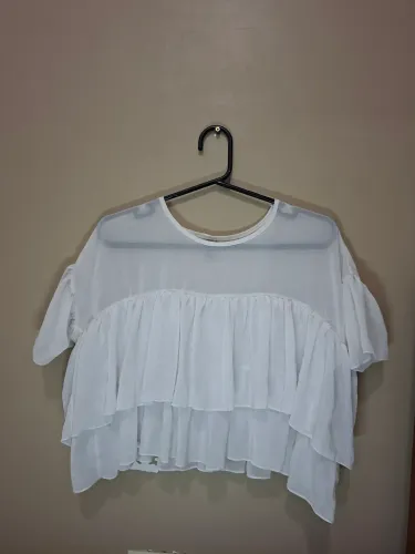 Blusa cropped tipo bata branca com babados