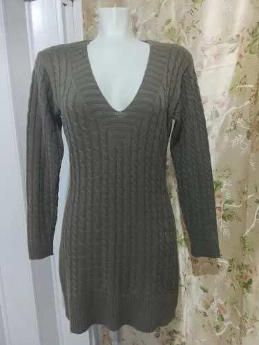 ?Vestido de tricô trançado com decote V?. T G <br>35,00