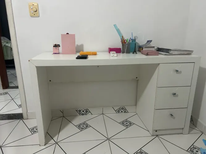 escrivaninha com 3 gavetas 