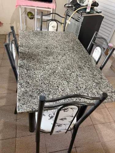 mesa de mármore com 4 cadeiras